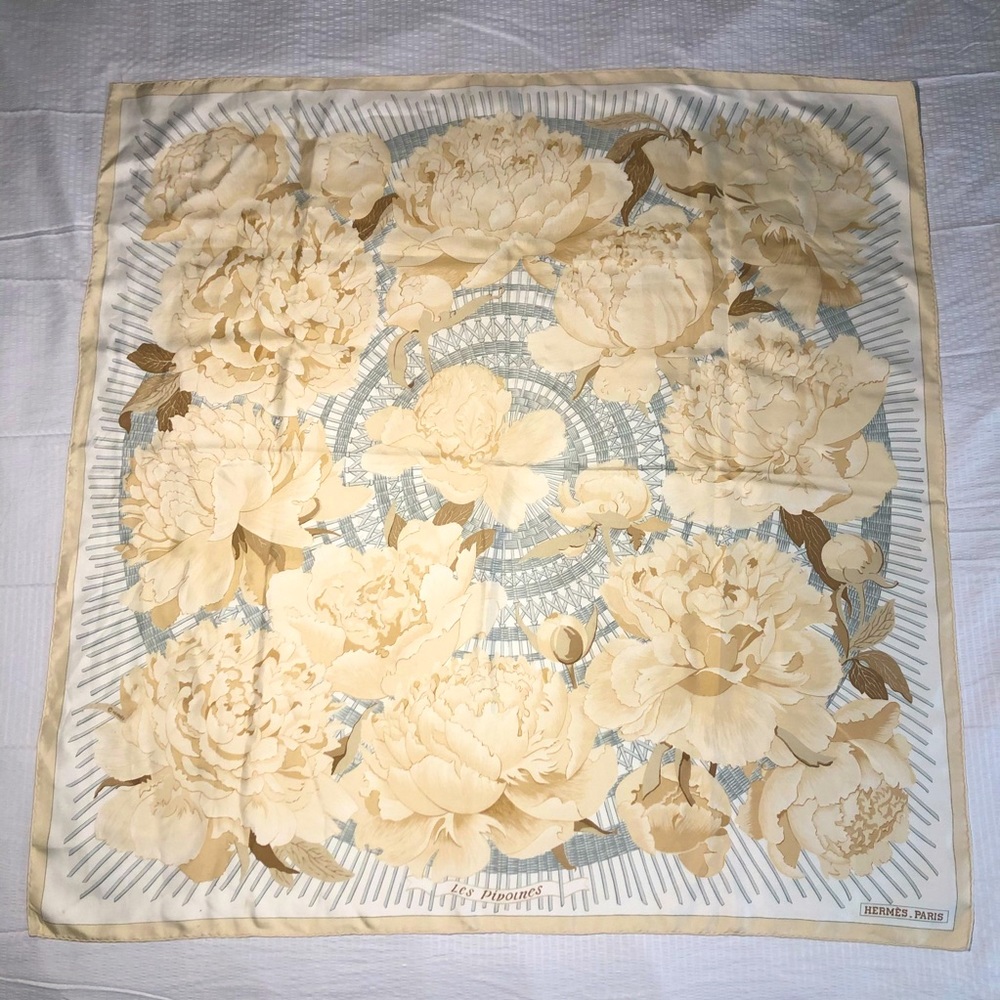 ✨Hermès “Le Piviones” silk scarf✨